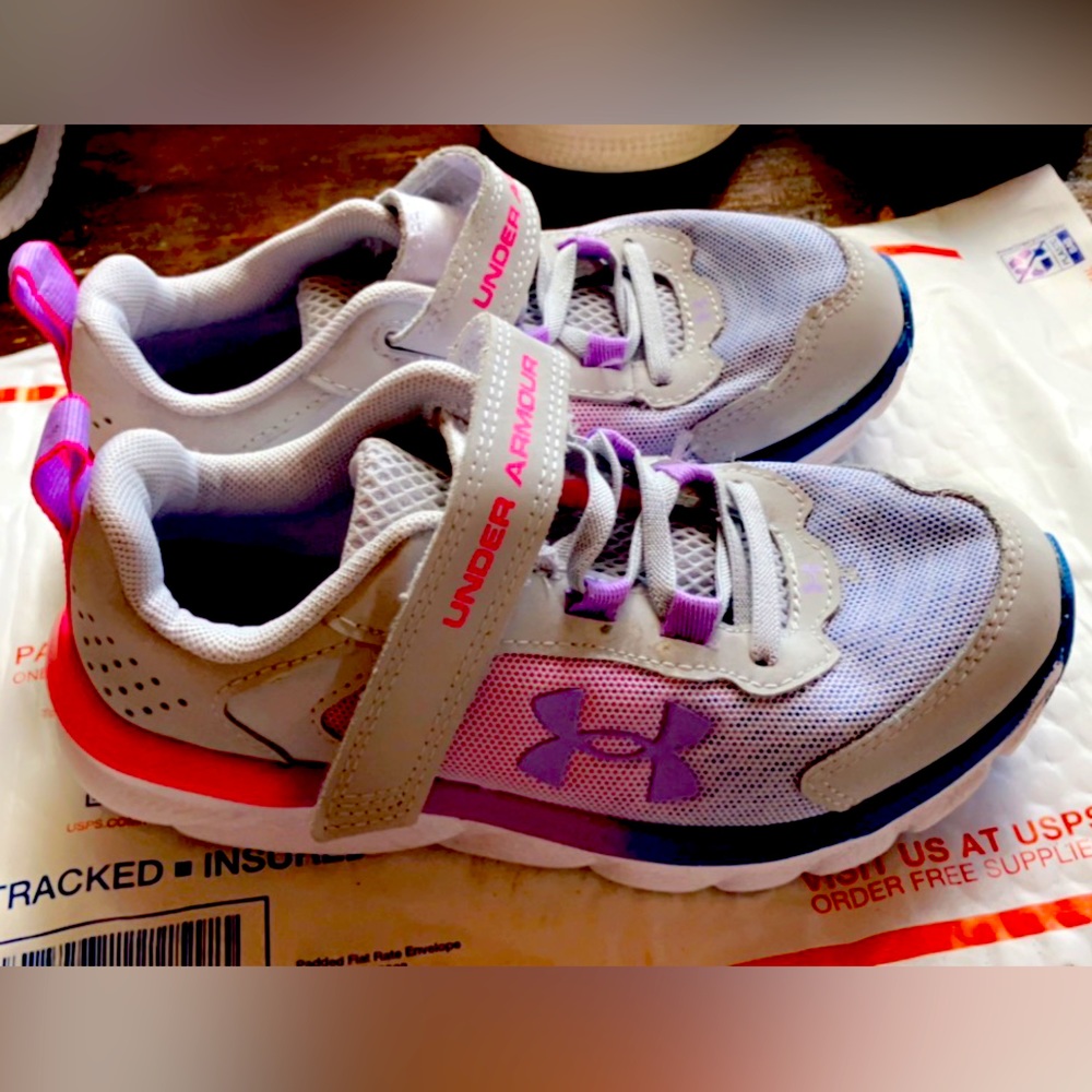 Girls under armor size 1 shoe.